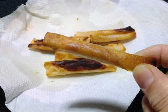 ベビーチーズを長辺4本にカットして餃子の皮でくるくる巻く。多めに油を引いたフライパンで転がしながら焼くだけです🤤ちょっとだけ塩を振ってます。ちょっとだけね！