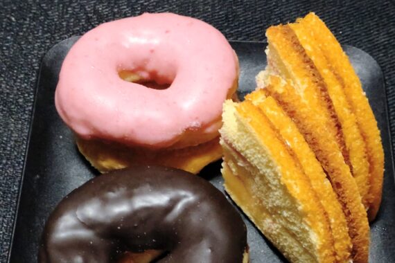 オヤツのDONUTSもピンクを選んでしまう。苺はあまり好きじゃないのになぁ…