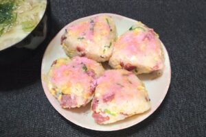 ポン酢で酢飯が簡単に作れます!熱々の白ご飯に回しかけて、切るように混ぜればOK♡