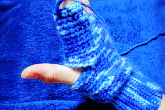 親指の付け根は今まで通り鎖編み8目のスペースを確保！