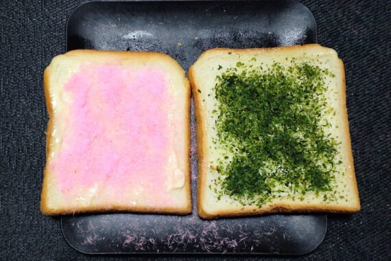 軽くトーストしてマヨ塗って振りかけるだけ！振りかけてからトーストするのは臭くなるので禁止っスね。