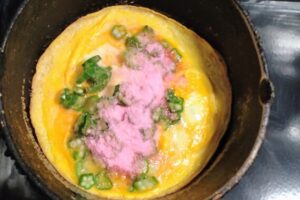 30年近く使い込んだ小さめのフライパン。ボロボロでも一向に構わんぞ!