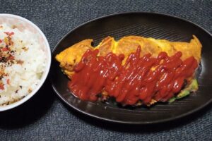 オクラとチーズ、卵と桜でんぶの組み合わせにケチャップたっぷりの黄金オムレツが出来ちゃった〜♡