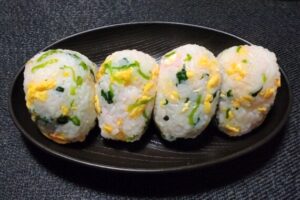 卵のイエロー、ホウレン草のグリーン!そして桜でんぶのピンクの組み合わせが一番好き…でも人参のオレンジをプラスするのもアリだと思います🤗