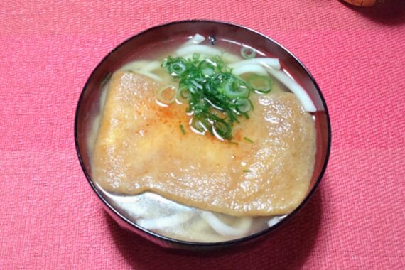 きつねうどんはお揚げさえ作り置きしておけば簡単に作れます。甘いお揚げはご飯にのせてもOK♡