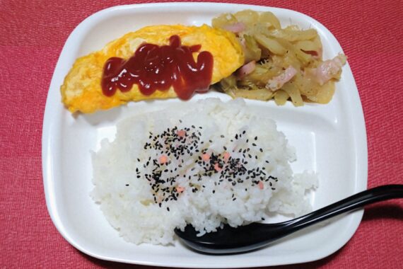 セロリは美味しいけど筋が多すぎる。だからって神経質に取り除かなくても問題なく食べられる(歯に挟まるけど)