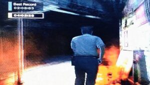 火気厳禁のプレートの前で燃やすの皮肉が効いていて好き♡