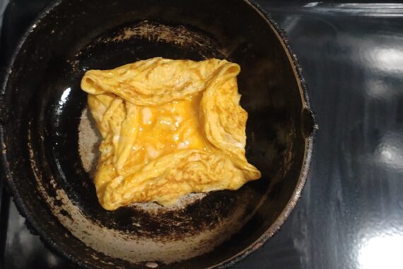 長四角の卵焼きフライパンが無くても問題なし！…でも、あれば便利なのは確かです(๑•̀ㅁ•́๑)ｷﾘｯ