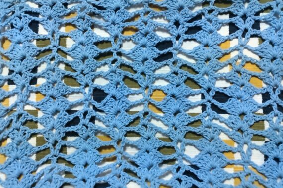 コツコツ編んでいく