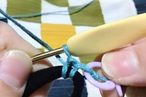 ヘアゴムに接続するのは引き抜き編みでも細編みでもOK!