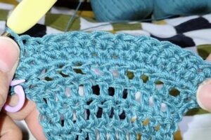 模様編みは一段ごとに中長編みと引き抜き編みを交互に噛み合わせるだけ。鹿の子編みよりも凸凹な仕上がりになります🦌