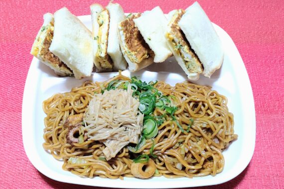 自家製のなめ茸を焼きそばにドーン!!