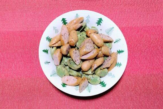 ファミマルのウインナーとファミマルのそら豆をチンして塩コショウを振りかけただけ