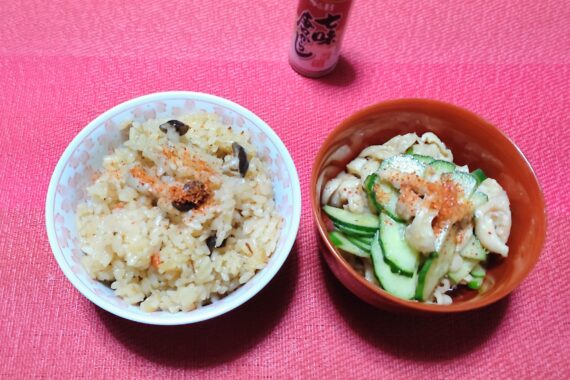 どっちにも唐辛子を振りかけていくスタイル