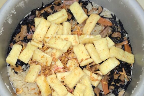フラパンでカリカリに炒っておき、炊飯後にドッキングする