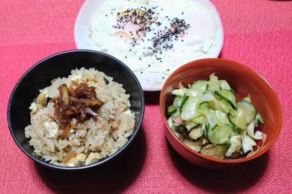 目玉焼きには梅ごましお一択！チョイ足しの厚揚げ豆腐は崩れていても問題なし！