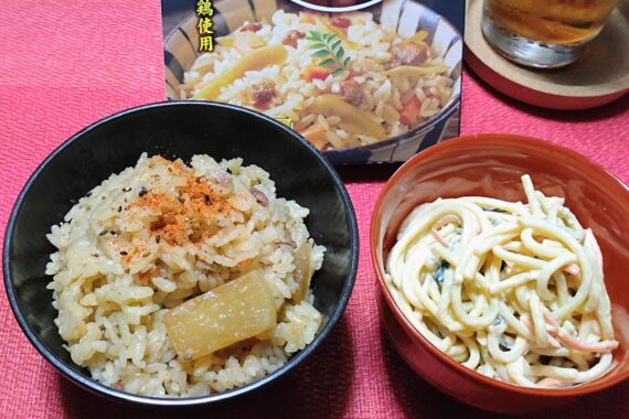 パスタのマヨサラダは甘めに作るので、炊き込みご飯には七味唐辛子をいつもより多めに使っております🌶️