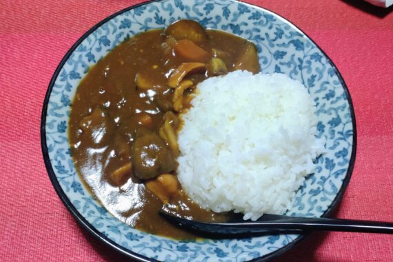 この唐草模様の皿ァ…新しいのに変えたいと思いつつ数年が経ち…